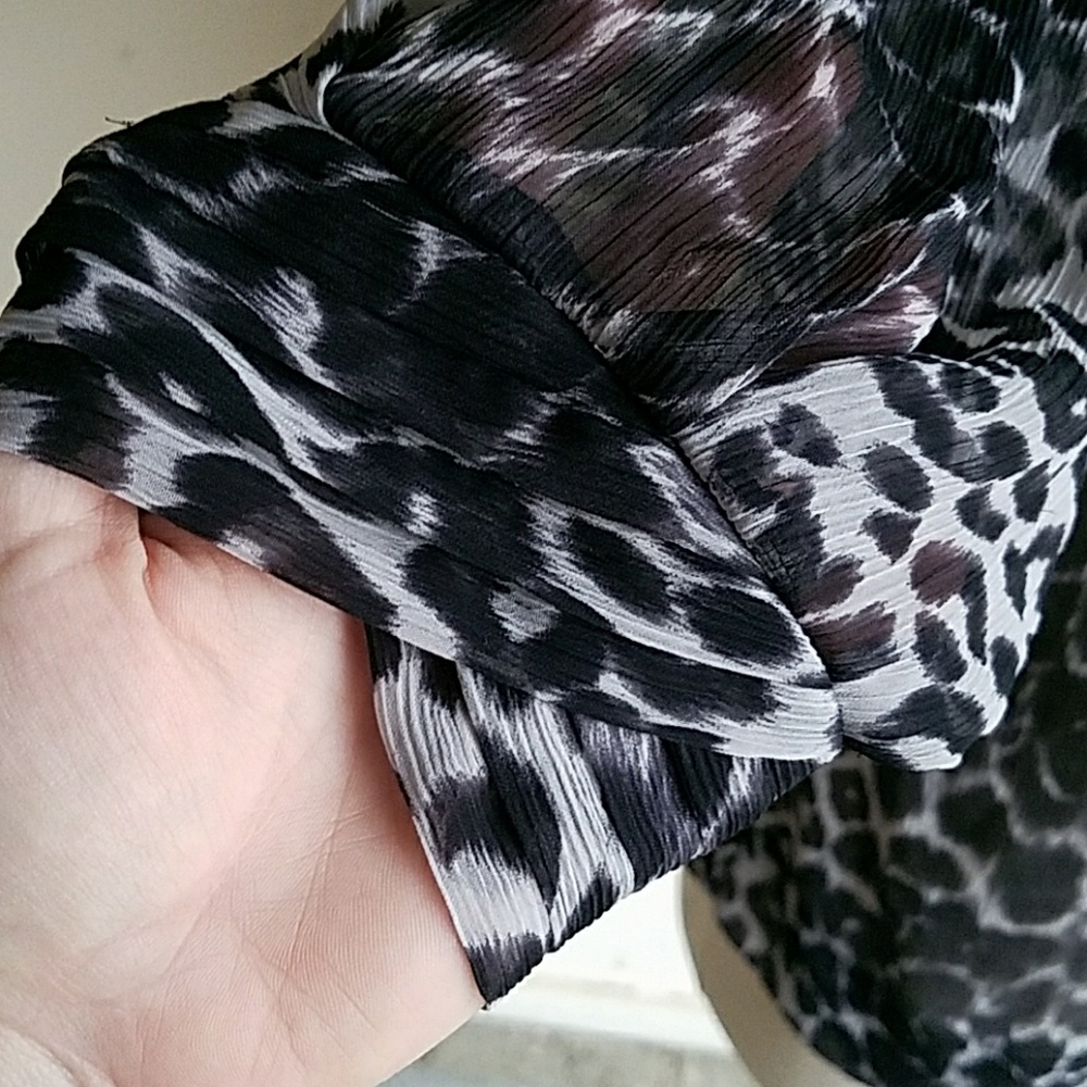 🤏 New York & Co sheer leopard top - Picture 4 of 7